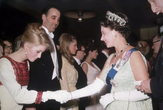 Катрин Денев и королева Елизавета II 1966