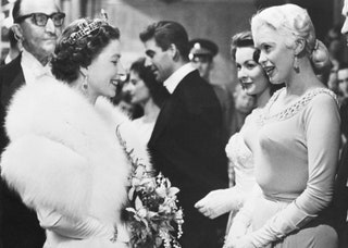 Королева Елизавета II и Джейн Мэнсфилд 1957