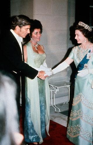 Элизабет Тейлор и королева Елизавета II 1976