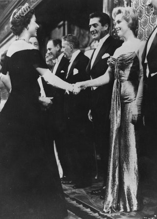 Королева Елизавета II и Мэрилин Монро 1956
