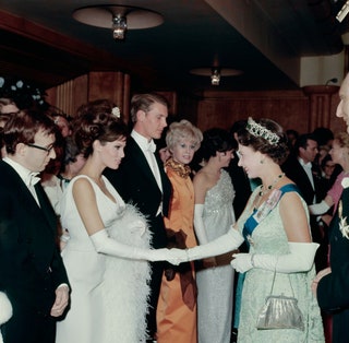 Ракель Уэлч и королева Елизавета II 1966