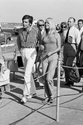 Гюнтер Закс и Брижит Бардо в аэропорту НьюЙорка 1966