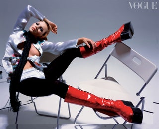 Выпуск британского Vogue в мае 2003 года в котором Ник Найт фотографировал Кейт Мосс. На этом снимке модель позирует в...
