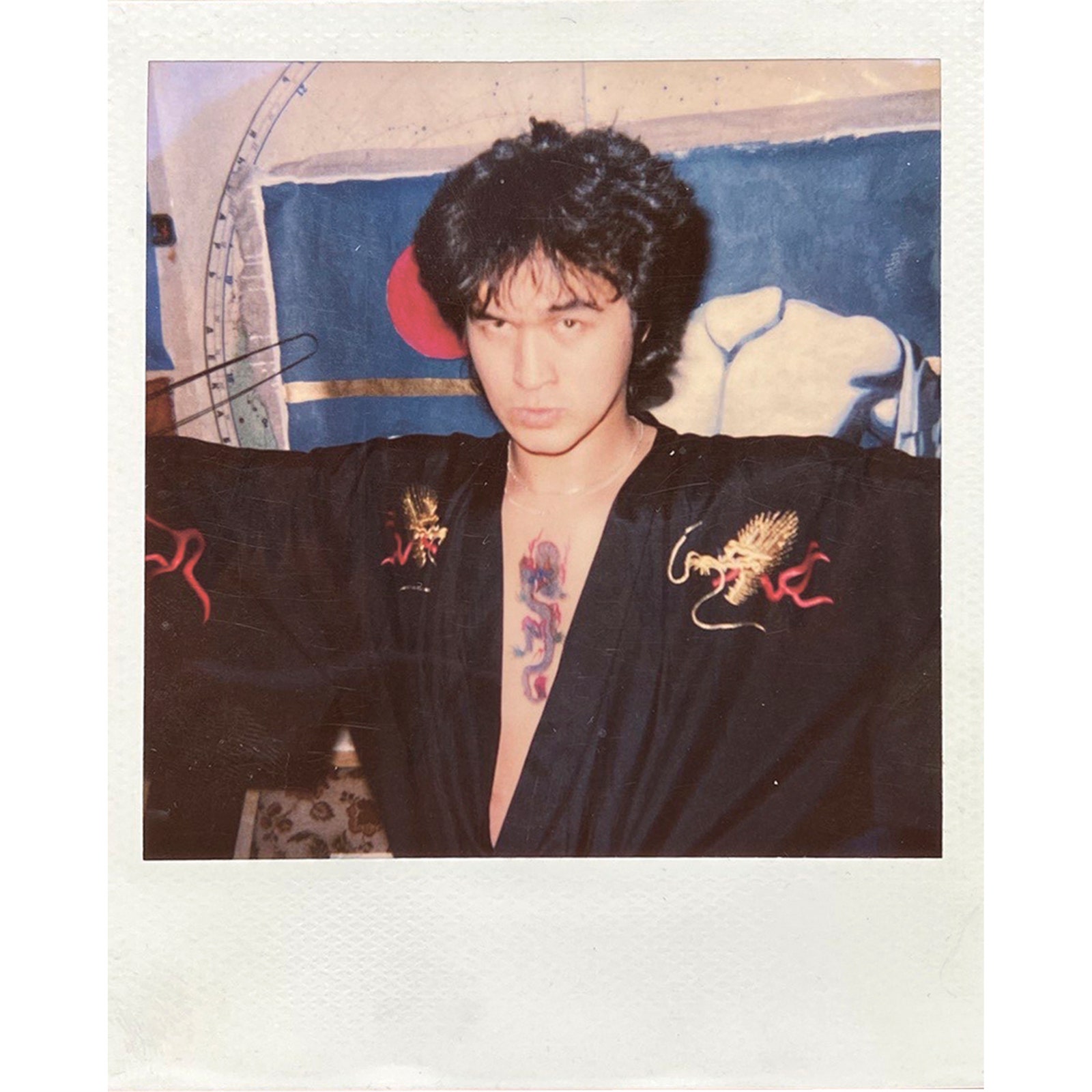 Виктор Цой на фоне картины «Новый мир» 1990. Полароид