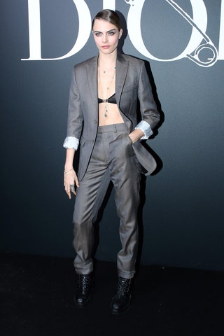 Кара Делевинь в Dior на шоу Dior в Париже 2020