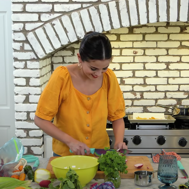 Селена Гомес запускает кулинарное шоу &- Vogue показывает отрывок