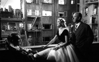 Джимми Стюарт Грейс Келли и Альфред Хичкок на съемках фильма «Окно во двор» 1953