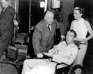 Альфред Хичкок Джеймс Стюарт и Грейс Келли на съемках фильма «Окно во двор» 1953