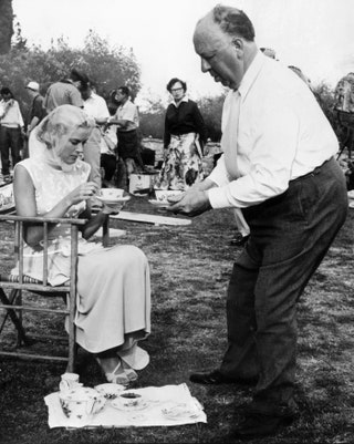 Грейс Келли и Альфред Хичкок на съемках фильма «Поймать вора» 1955