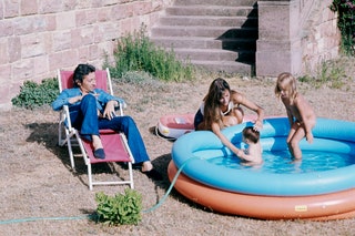 Серж Генсбур Кейт Барри Джейн Биркин и Шарлотта Генсбур на отдыхе в СенТропе 1971