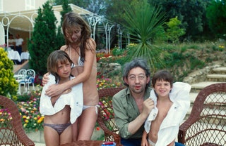 Джейн Биркин и Серж Генсбур с детьми на отдыхе в СенТропе 1977