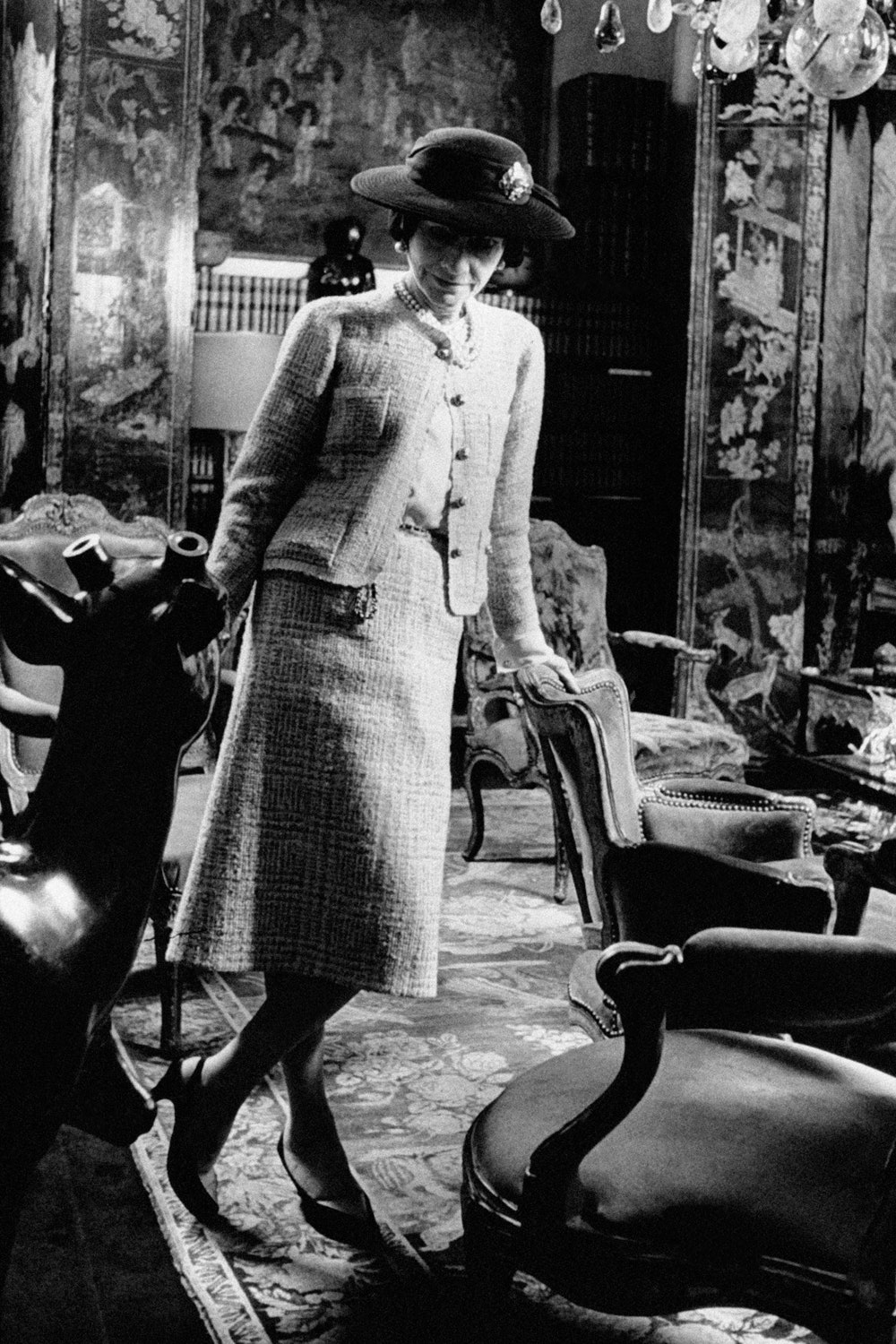Коко Шанель в своей квартире в Париже 1954