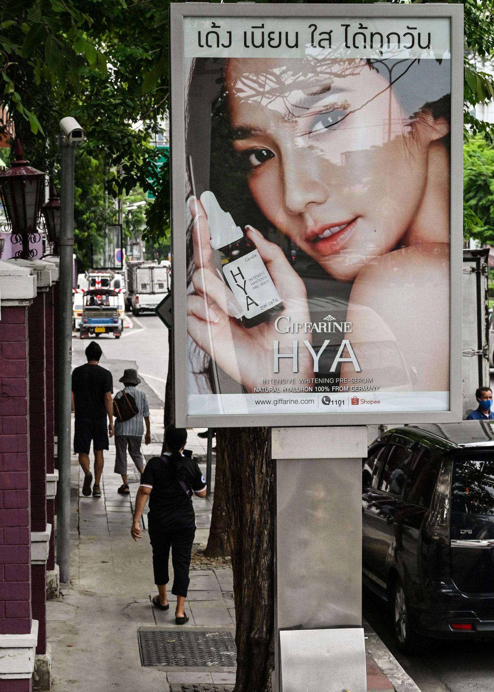 Реклама средств для отбеливания кожи в Таиланде