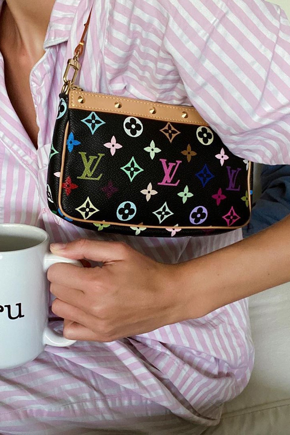 Louis Vuitton Pochette — как модницы носят самую классную винтажную сумку сезона