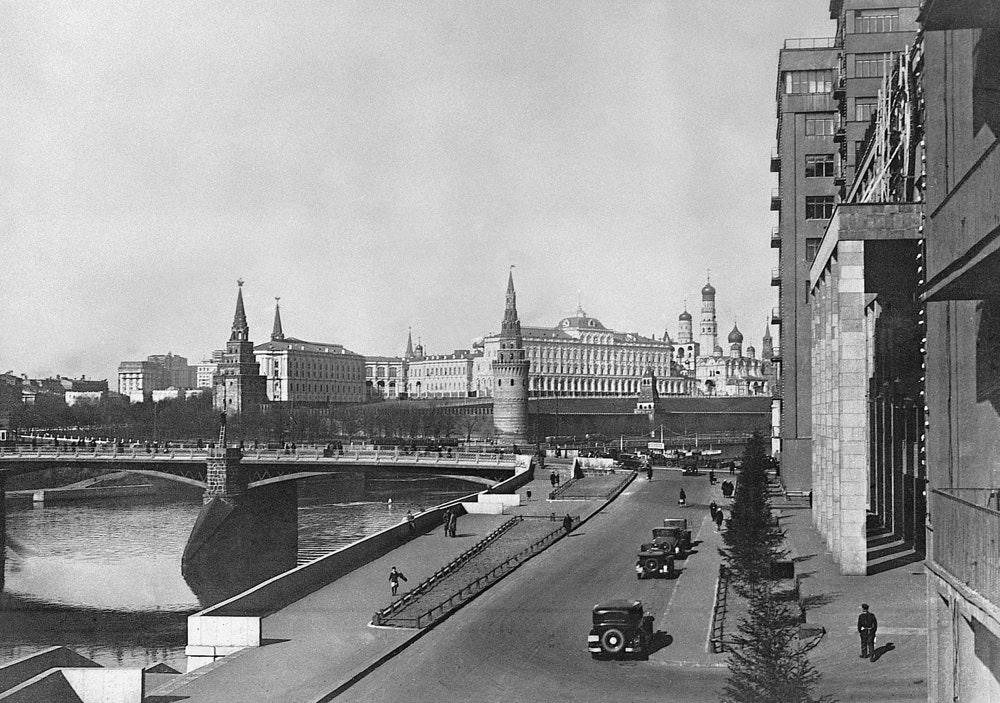 Наум Грановский. Вид на Большой Каменный мост конец 1930х