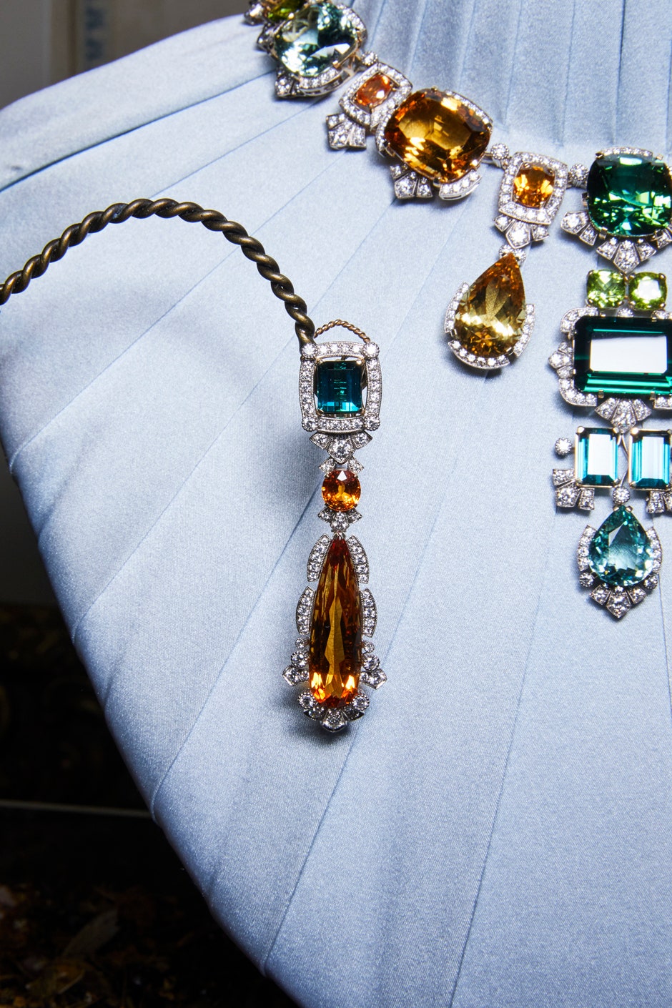 Редкие камни и ручная работа в коллекции ювелирного искусства Dolce  Gabbana