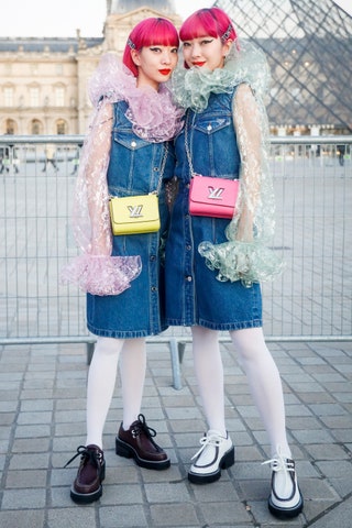 Эми и Айя Судзуки на Неделе моды в Париже февраль 2020