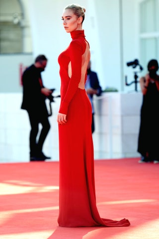 Ванесса Кирби в Valentino Haute Couture на премьере фильма «Фрагменты женщины»nbsp