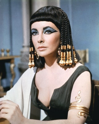 Британская актриса в костюме и с макияжем глаз для съемок рекламы фильма Клеопатра 1963 год.