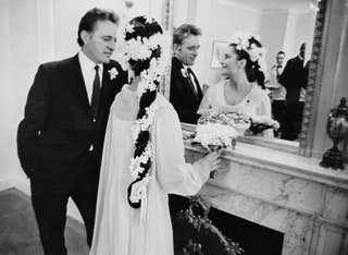 15 марта 1964 года британские кинозвезды Элизабет Тейлор  и Ричард Бертон  на своей свадьбе в Монреале Канада.