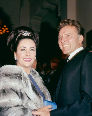 Портрет женатых актеров Элизабет Тейлор  и Ричарда Бертона  на премьере фильма «Шпион пришедший с холода».