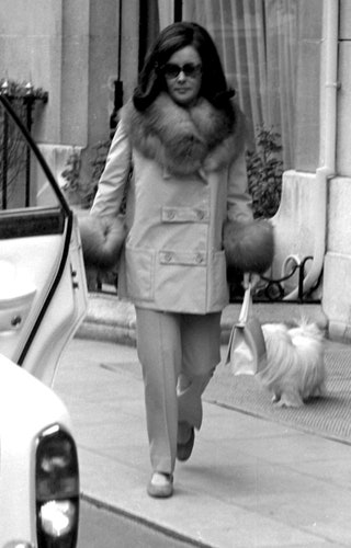 Элизабет Тейлор видели 17 октября 1968 года около Plaza Athne в Париже Франция.