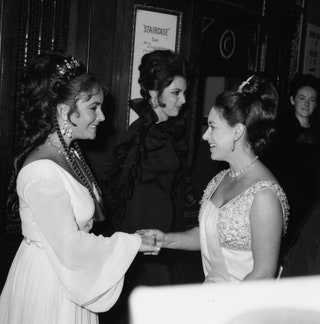 Принцесса Маргарет  пожимает руку актрисе Элизабет Тейлор.