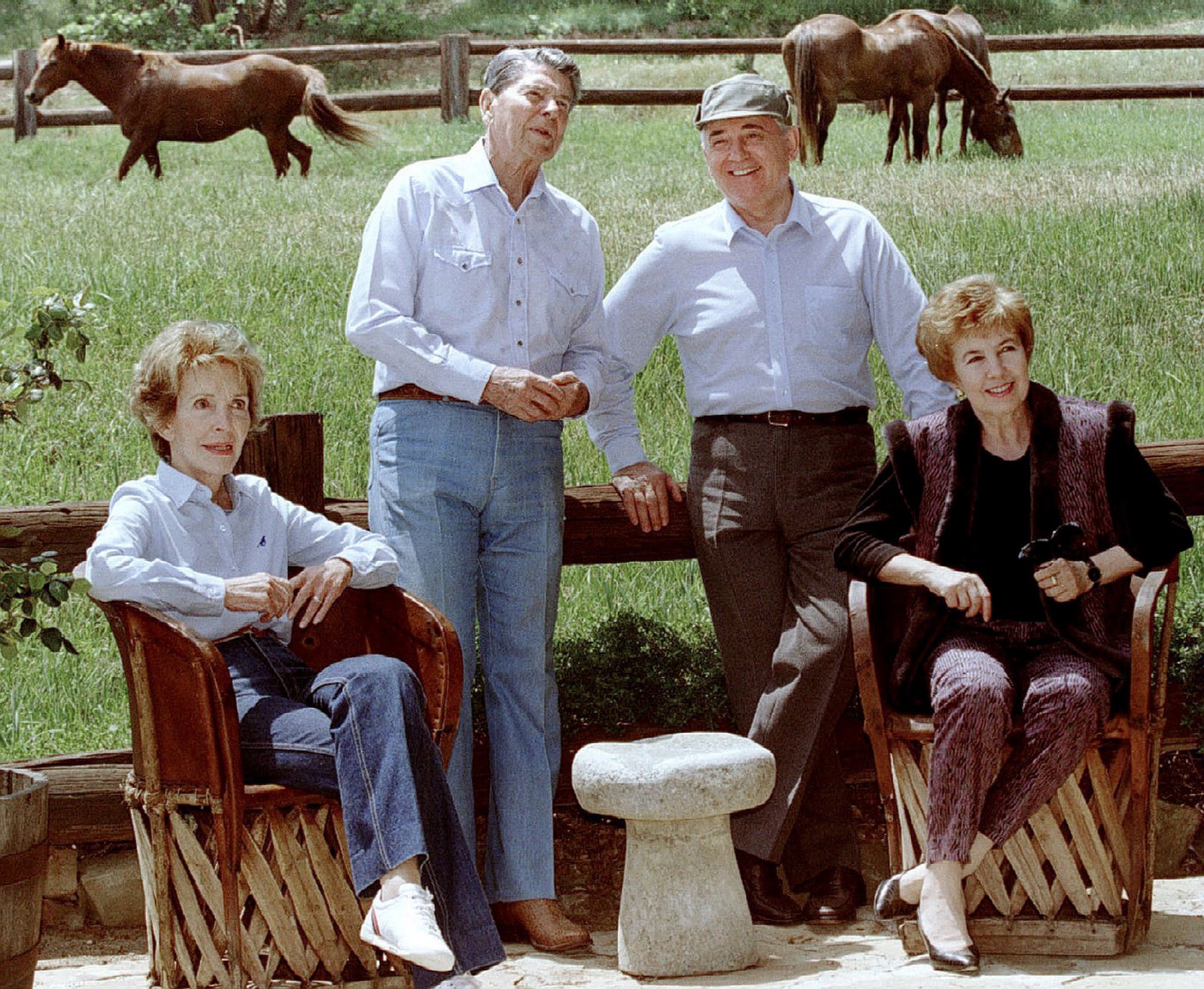 Встреча бывших президентов — Михаил и Раиса Горбачевы в гостях на ранчо Рональда и Нэнси Рейган 1992