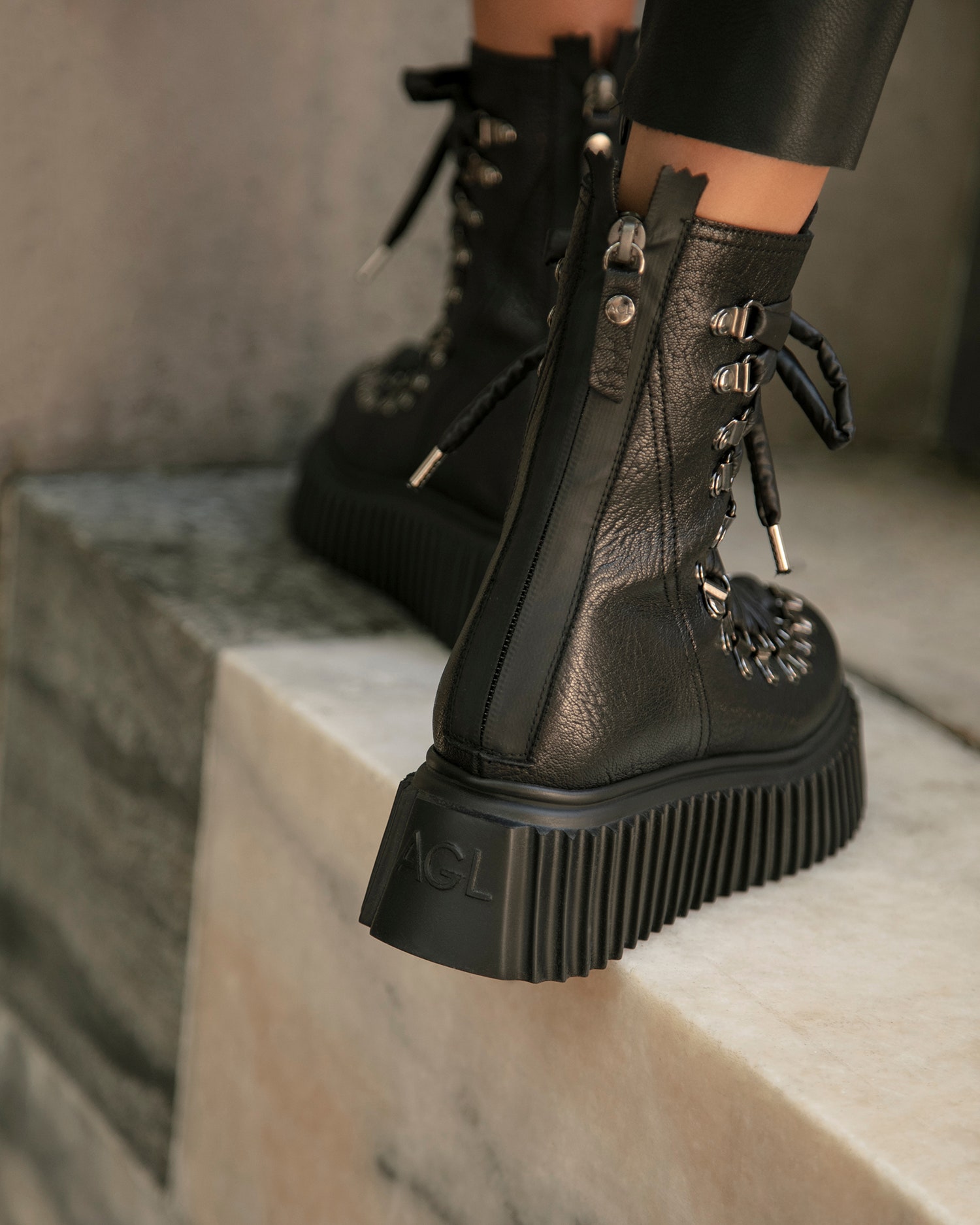 Новые брутальные высокие ботинки AGL на шнуровке в стиле гранж — новое решение итальянского бренда для базового...