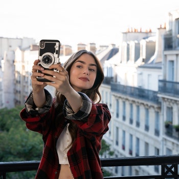 «Эмили в Париже» парижанка развенчала для Vogue стереотипы о французах