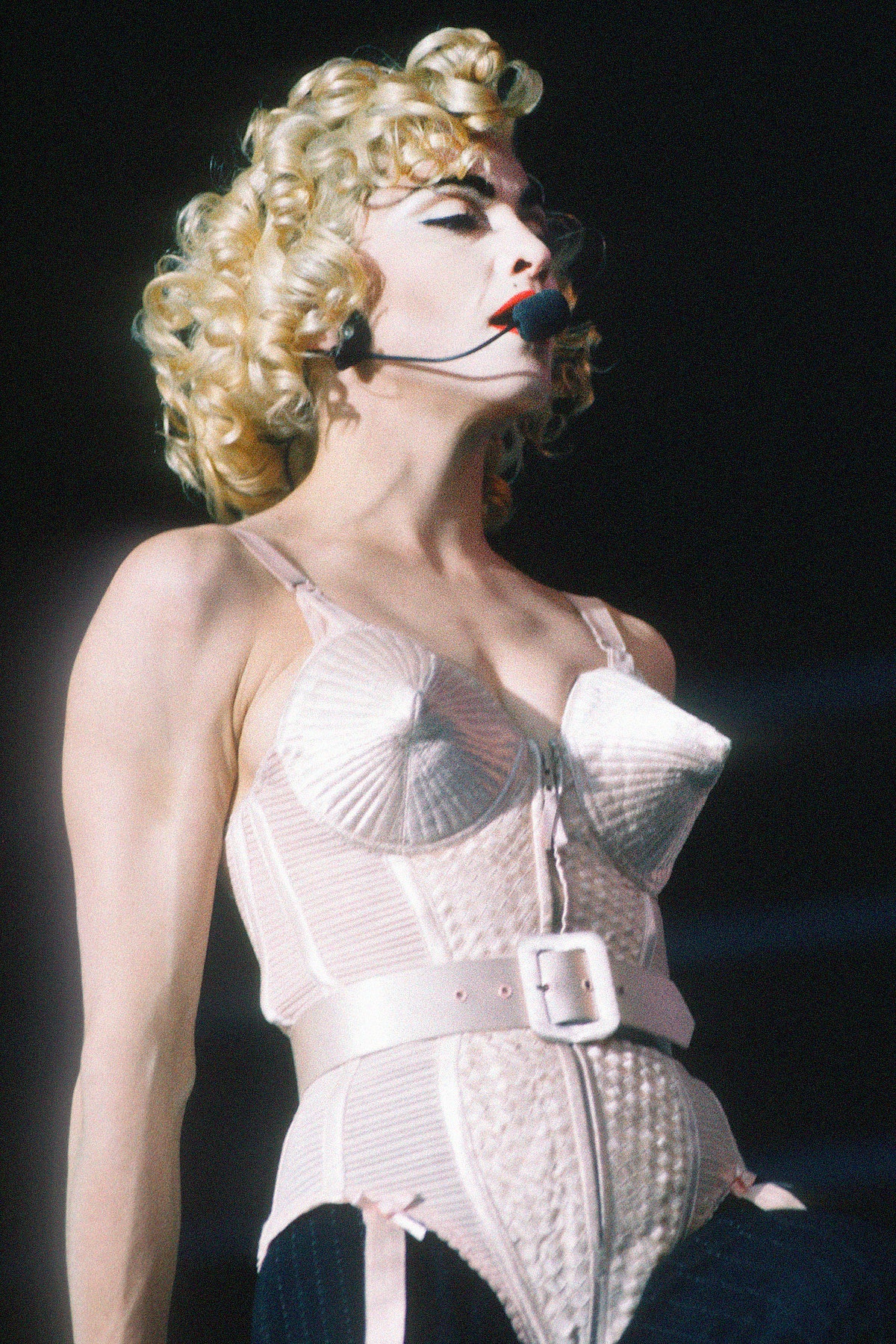 Мадонна в знаменитом корсете Jean Paul Gaultier с коническими чашечками 1990