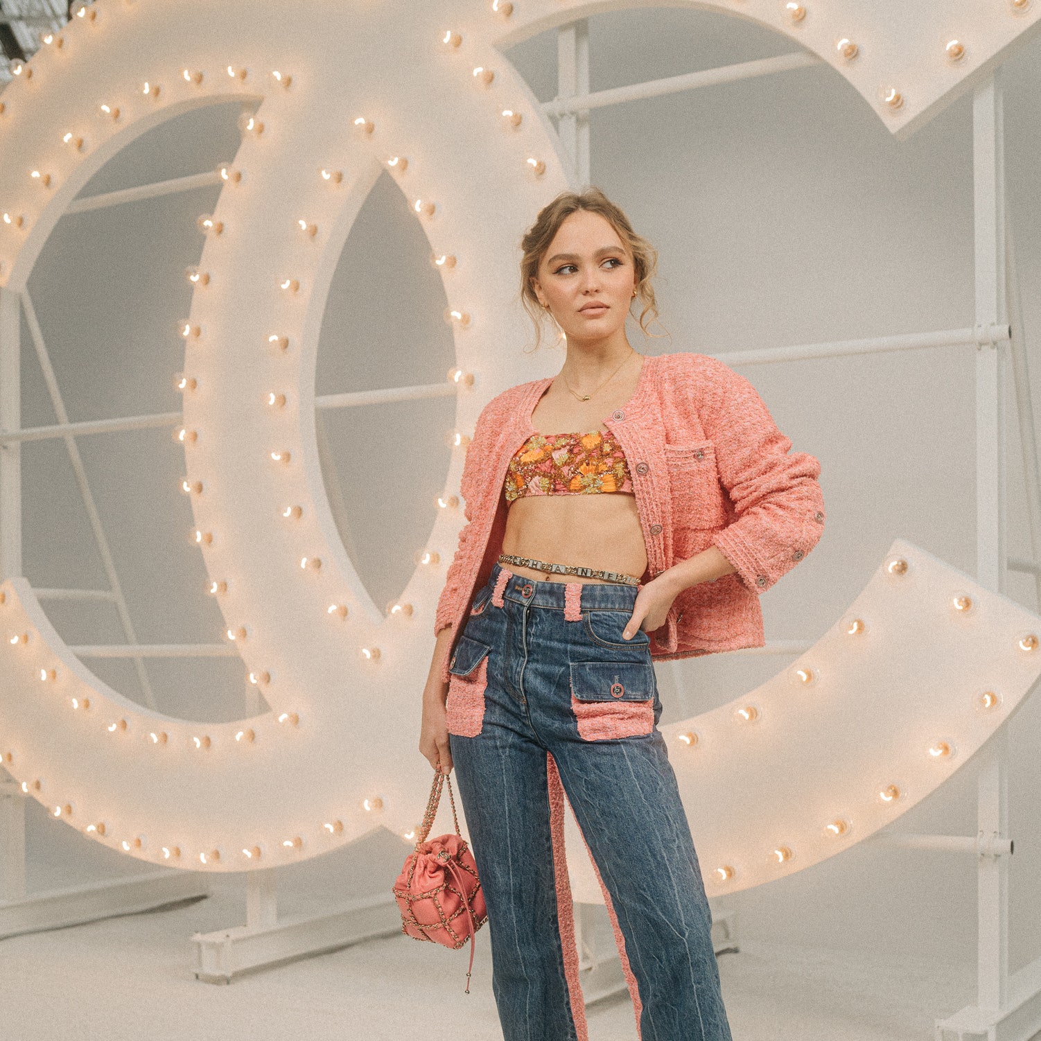 «Обожаю то, чем занимаюсь», &- Лили-Роуз Депп о возвращении на съемочную площадку, коллекции Chanel весна-лето 2021 и карантине