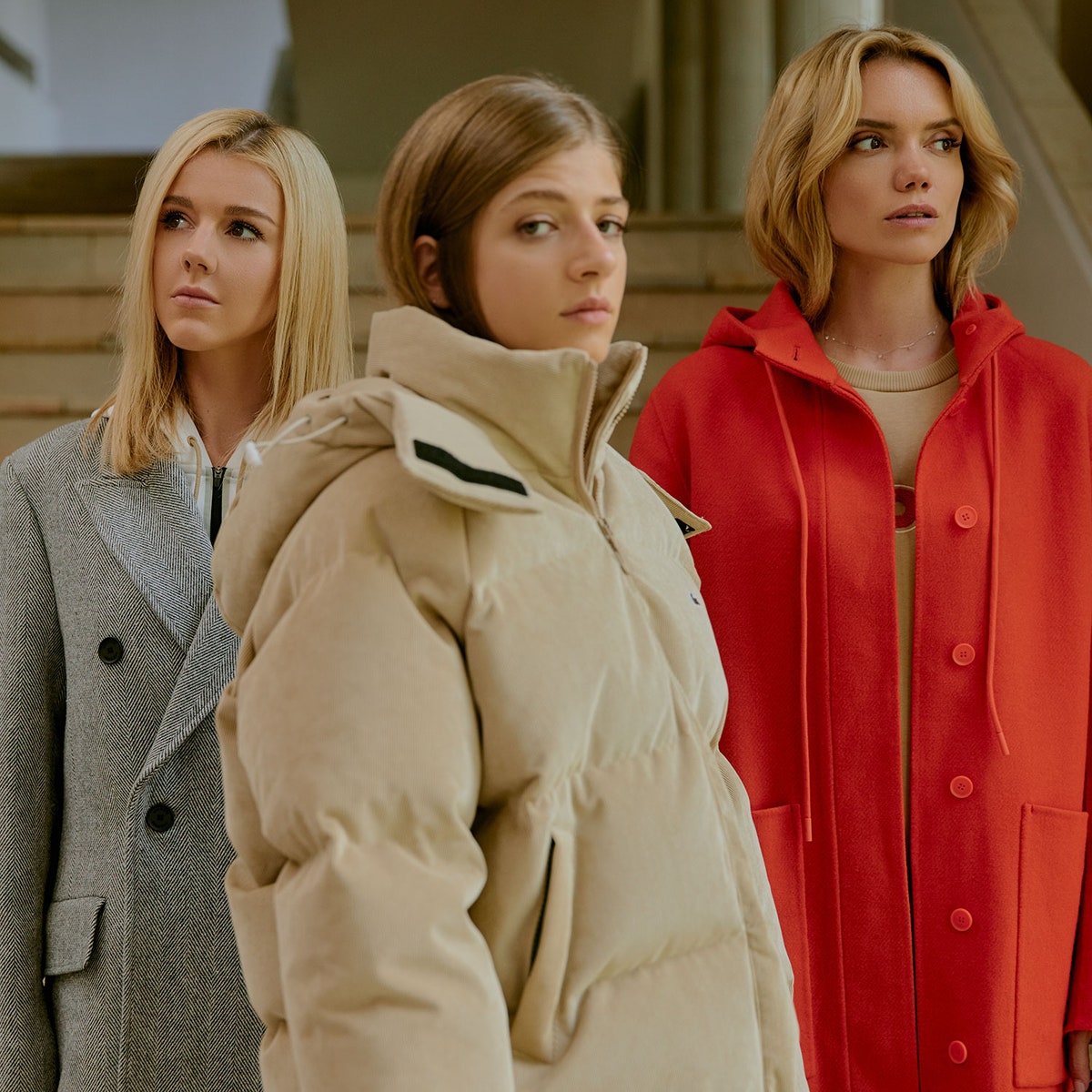 Женственность по канонам Lacoste: Саша Новикова, Валерия Дергилева и Юлианна Караулова показывают универсальные комплекты сезона