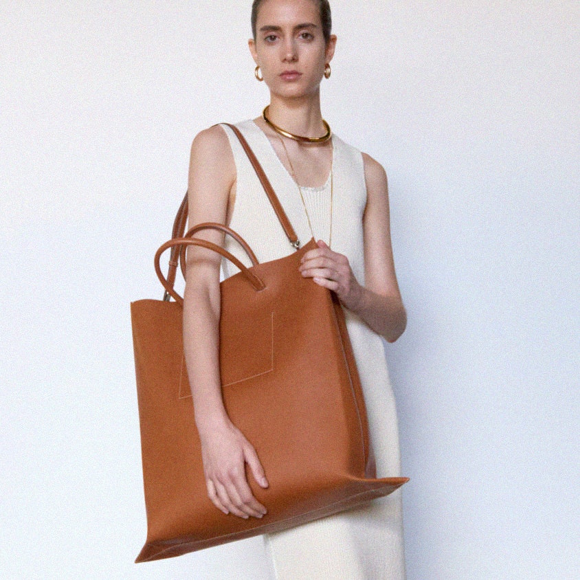 Белая сумка — модное решение