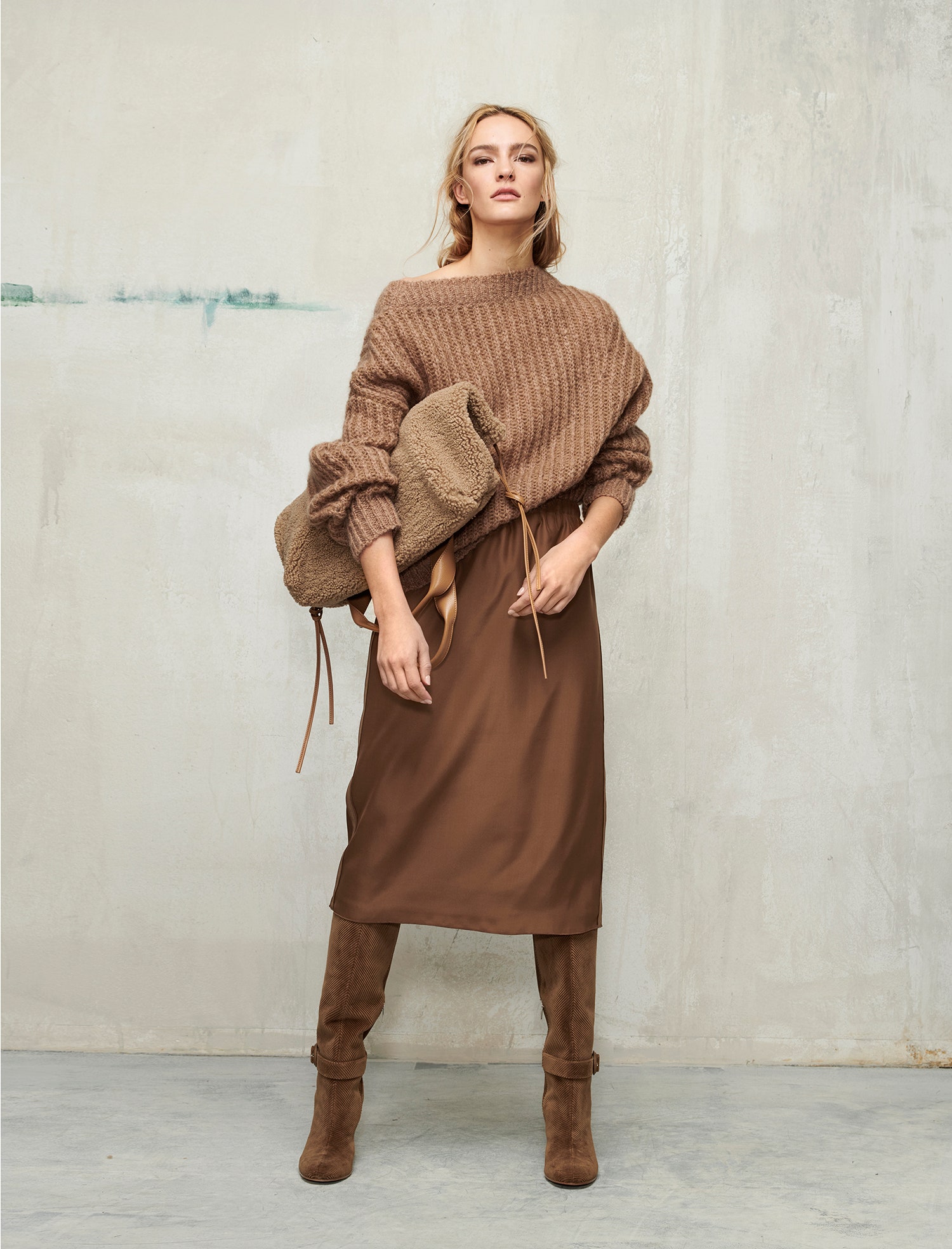 Базовый гардероб в женственной коллекции Luisa Cerano свитеры платья миди костюмы шубы из искусственного меха вещи из кожи