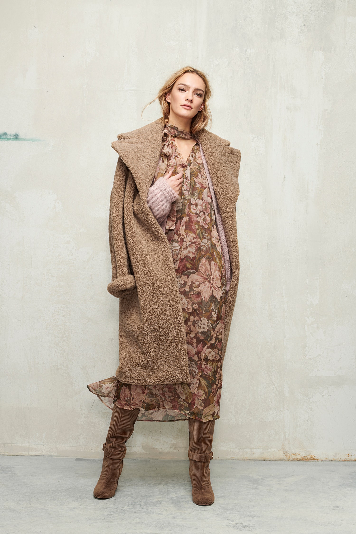 Базовый гардероб в женственной коллекции Luisa Cerano свитеры платья миди костюмы шубы из искусственного меха вещи из кожи