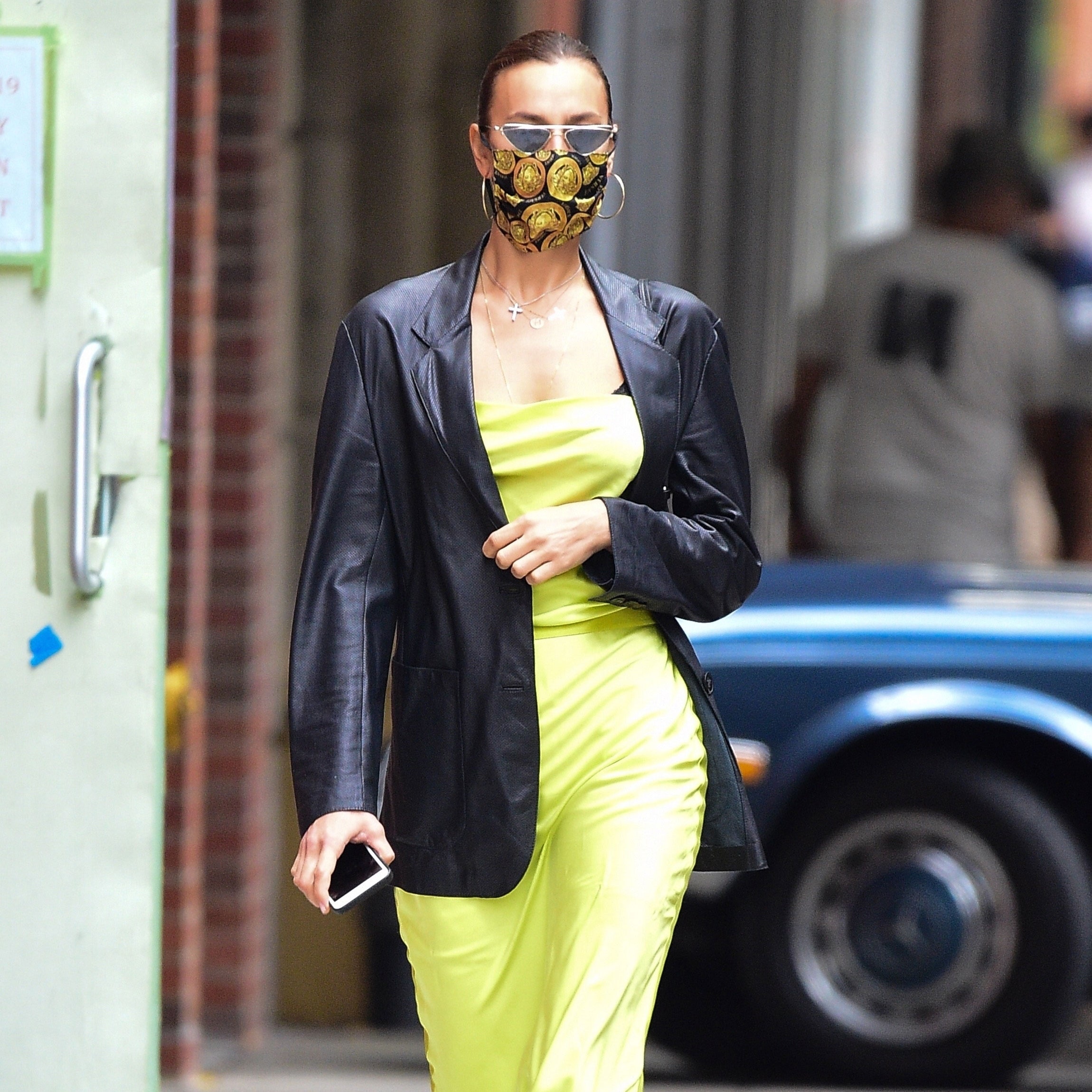 Модные маски с принтами и лозунгами, как у Ирины Шейк и Сары Джессики Паркер
