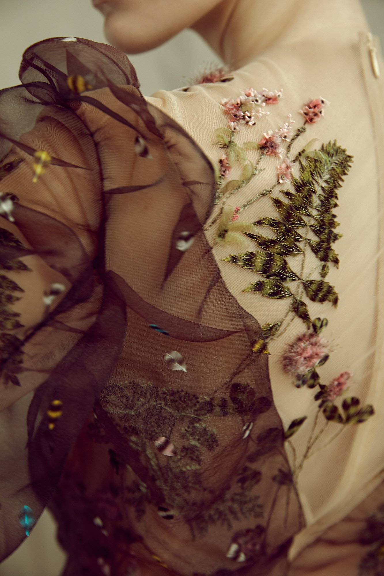 На модели боди из полиэстера расшитое шелковыми нитями и петушиными перьями Edem Couture