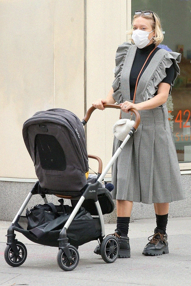 Хлое Севиньи на прогулке с сыном Ваней в НьюЙорке
