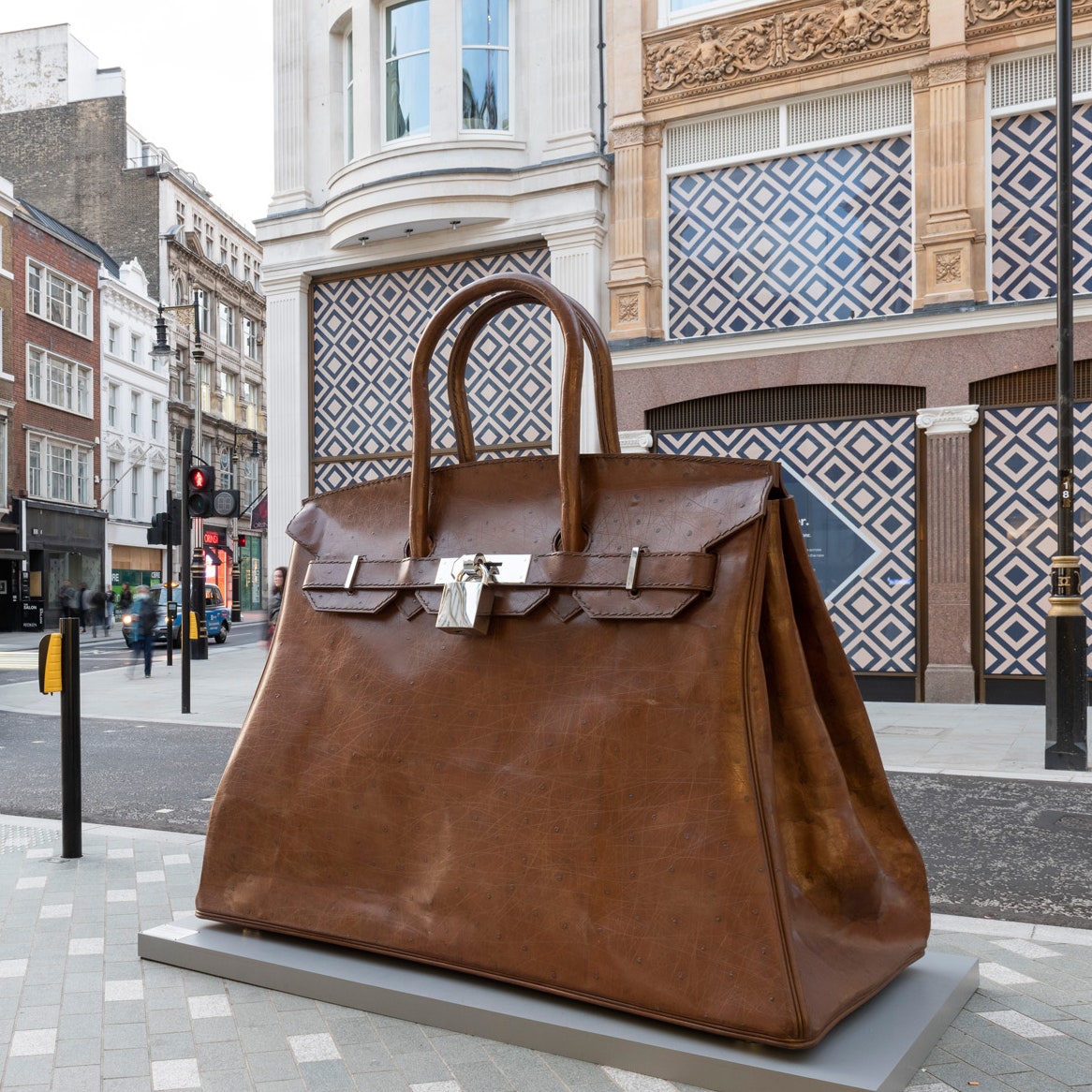 Взгляните на гигантскую скульптуру сумки Hermès Birkin