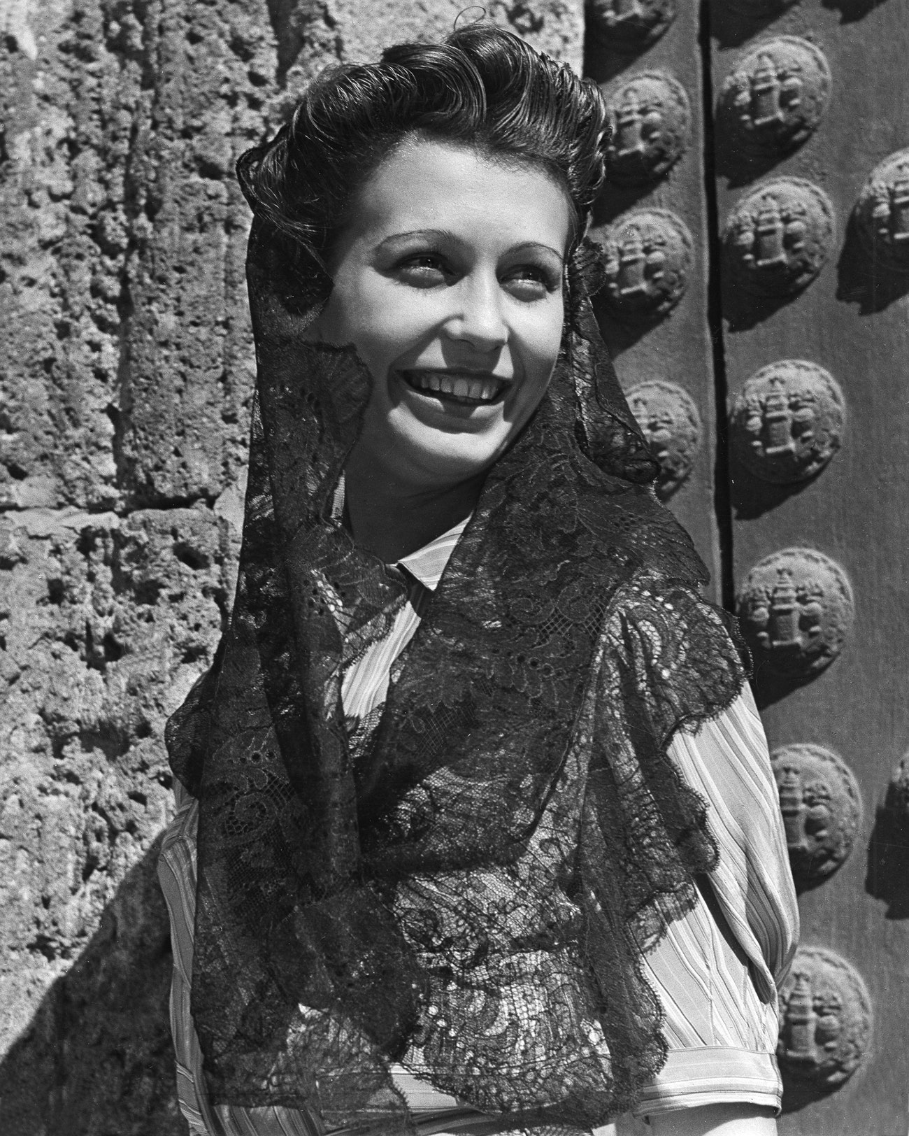 Девушка из Испании в традиционном черном кружеве 1940