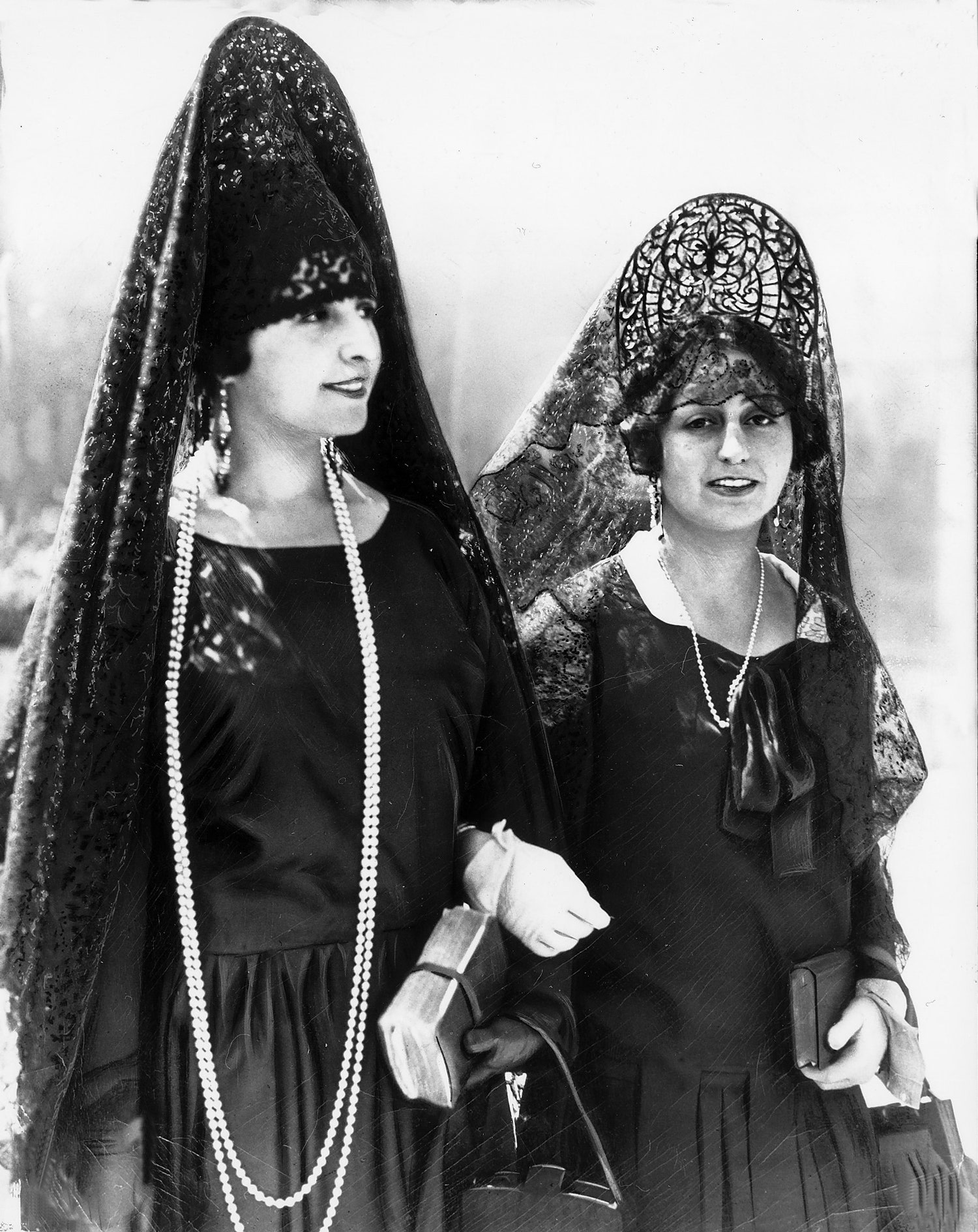 Испанские девушки в мантильях 1927