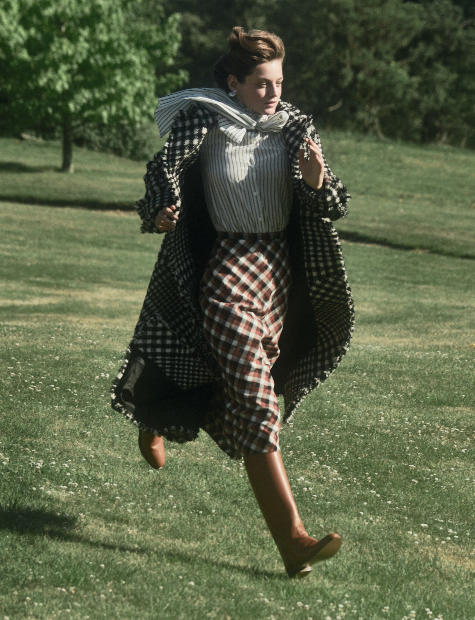 Vogue Россия октябрь 2020. На Эмме шерстяное пальто Ports 1961 блузка из поплина Alberta Ferretti шерстяная юбка Dior...