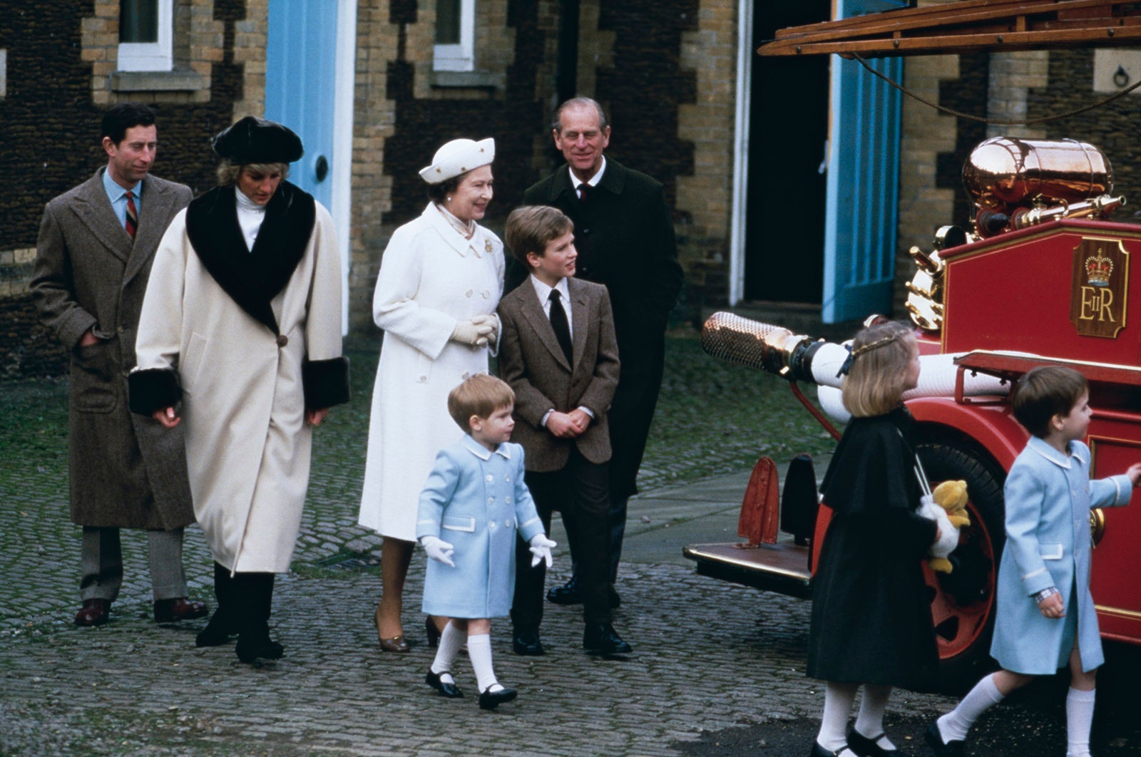 Принцы Уильям и Гарри с семьей 1988 год