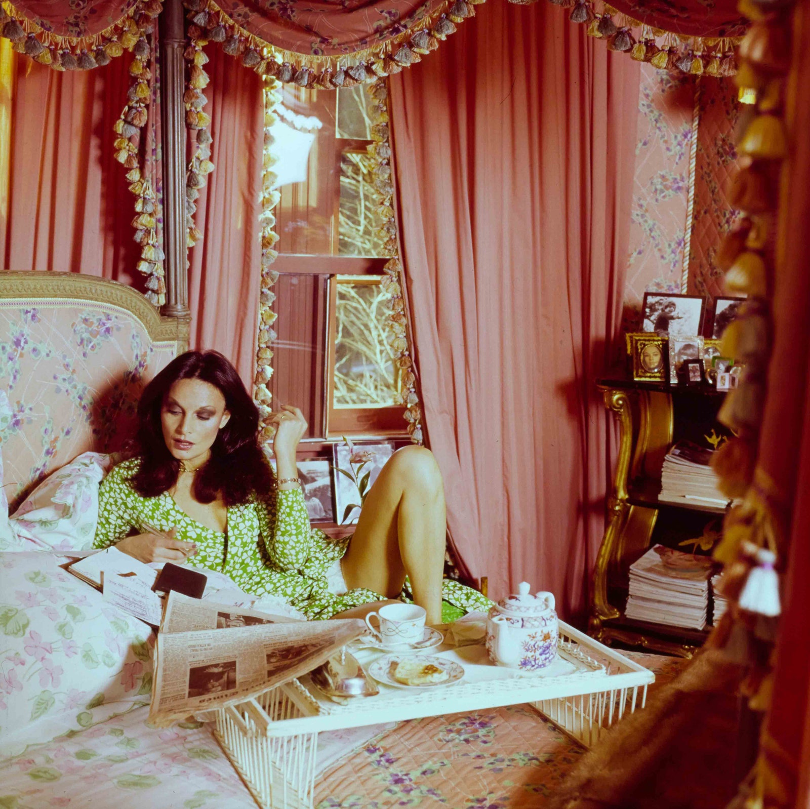 Диана фон Фюрстенберг в платье с запахом у себя дома в НьюЙорке. Vogue 1976