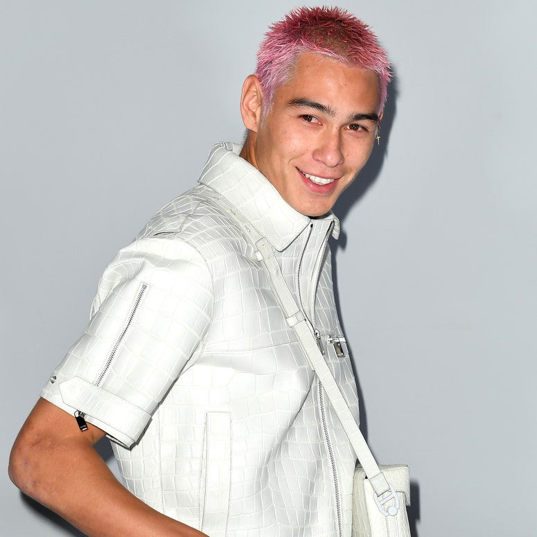 Мужчина с розовыми волосами