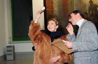 Ольга Свиблова на выставке Гелия Коржева «Мутанты» 1993
