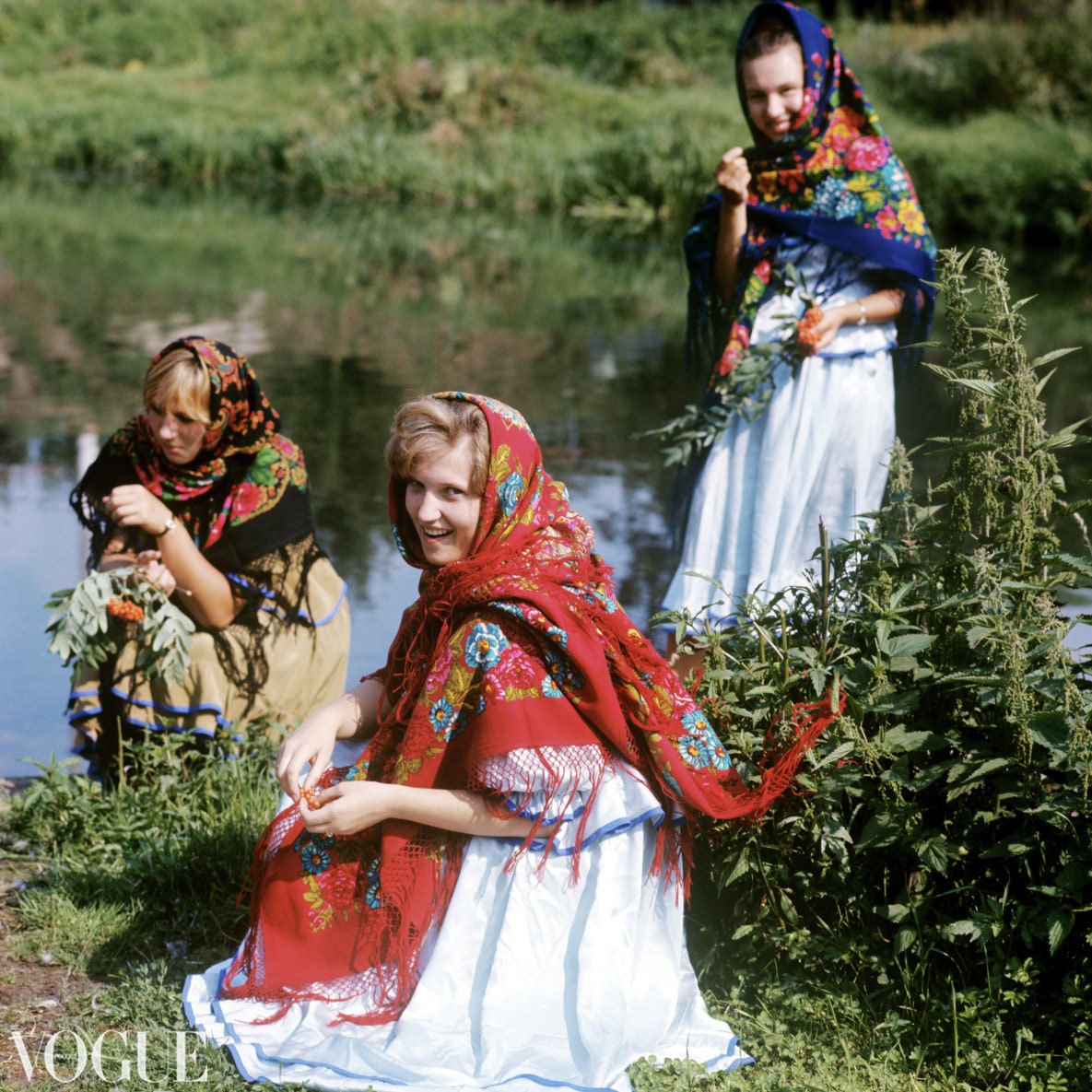Девушки в шалях которые выпускает Московское производственное платочное объединение в городе Павловском Посаде 1973....