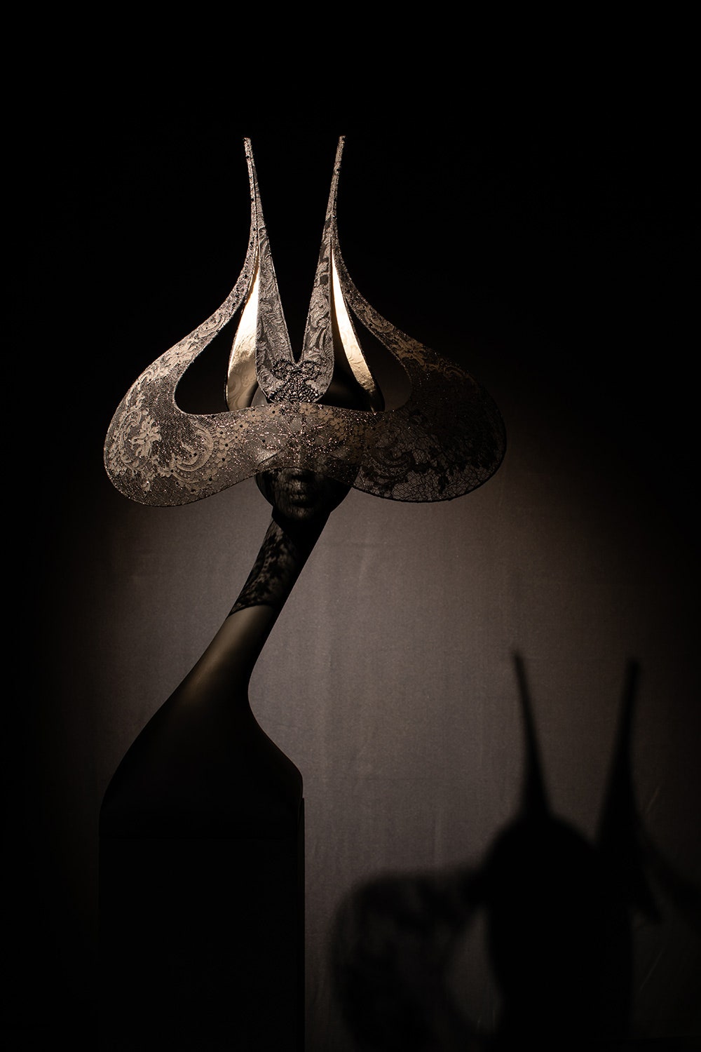 Шляпа «Венецианское кружевное крыло» из кутюрной коллекции весналето 2001. Демонстрировалась Изабеллой Блоу