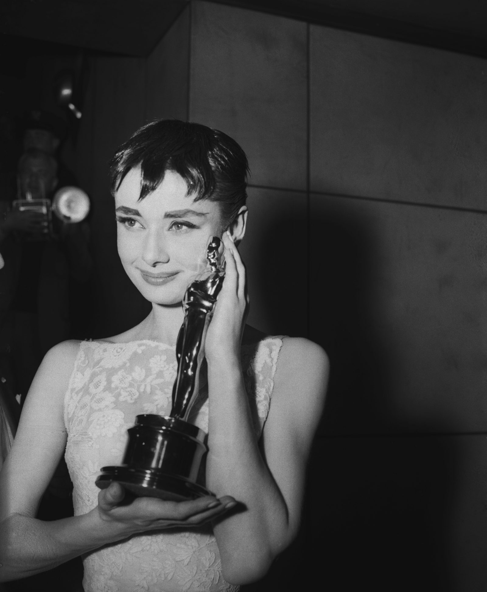 Одри Хепберн получает премию «Оскар» за роль в фильме «Римские каникулы»nbsp